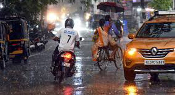 സംസ്ഥാനത്തെ മഴ മുന്നറിയിപ്പില് മാറ്റം ; നാല് ജില്ലകളില് ഓറഞ്ച് അലര്ട്ട് ; ബുധനാഴ്ച വരെ ശക്തമായ മഴ സംസ്ഥാനത്തെ മഴ മുന്നറിയിപ്പില് മാറ്റം ; നാല് ജില്ലകളില് ഓറഞ്ച് അലര്ട്ട് ; ബുധനാഴ്ച വരെ ശക്തമായ മഴ