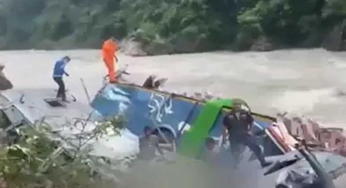 നേപ്പാളില് ഇന്ത്യക്കാര് സഞ്ചരിച്ച ബസ് പുഴയിലേക്ക് മറിഞ്ഞു ; 14 മരണം നേപ്പാളില് ഇന്ത്യക്കാര് സഞ്ചരിച്ച ബസ് പുഴയിലേക്ക് മറിഞ്ഞു ; 14 മരണം