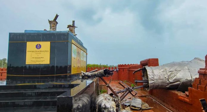 ഛത്രപതി ശിവാജിയുടെ കൂറ്റന് പ്രതിമ തകര്ന്നു വീണു ഛത്രപതി ശിവാജിയുടെ കൂറ്റന് പ്രതിമ തകര്ന്നു വീണു