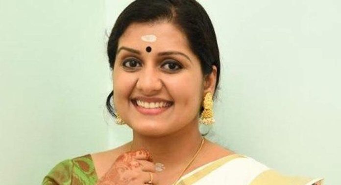 അമ്മ എക്സിക്യൂട്ടീവ് കമ്മിറ്റി കൂട്ടരാജി ; അഭിപ്രായ ഭിന്നയുണ്ടായിരുന്നുവെന്ന് നടി സരയു മോഹൻ അമ്മ എക്സിക്യൂട്ടീവ് കമ്മിറ്റി കൂട്ടരാജി ; അഭിപ്രായ ഭിന്നയുണ്ടായിരുന്നുവെന്ന് നടി സരയു മോഹൻ