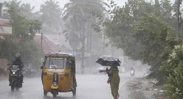 സംസ്ഥാനത്ത് അതിശക്തമായ മഴ തുടരുമെന്ന് കേന്ദ്ര കാലാവസ്ഥാ വകുപ്പിന്റെ മുന്നറിയിപ്പ് ; ഇന്ന് രണ്ട് ജില്ലകളിൽ ഓറഞ്ച് അലേർട്ട്, എട്ട് ജില്ലകളിൽ യെല്ലോ അലേർട്ട് സംസ്ഥാനത്ത് അതിശക്തമായ മഴ തുടരുമെന്ന് കേന്ദ്ര കാലാവസ്ഥാ വകുപ്പിന്റെ മുന്നറിയിപ്പ് ; ഇന്ന് രണ്ട് ജില്ലകളിൽ ഓറഞ്ച് അലേർട്ട്, എട്ട് ജില്ലകളിൽ യെല്ലോ അലേർട്ട്