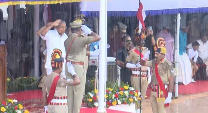 സംസ്ഥാനത്ത് വിപുലമായ സ്വാതന്ത്യ്രദിന പരിപാടികള് ; സെൻട്രൽ സ്റ്റേഡിയത്തിൽ പതാക ഉയർത്തി മുഖ്യമന്ത്രി സംസ്ഥാനത്ത് വിപുലമായ സ്വാതന്ത്യ്രദിന പരിപാടികള് ; സെൻട്രൽ സ്റ്റേഡിയത്തിൽ പതാക ഉയർത്തി മുഖ്യമന്ത്രി