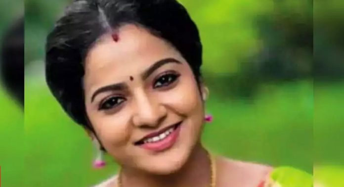 നടി ചിത്രയുടെ മരണം : തെളിവില്ല, ഭർത്താവിനെ വെറുതെ വിട്ട് കോടതി നടി ചിത്രയുടെ മരണം : തെളിവില്ല, ഭർത്താവിനെ വെറുതെ വിട്ട് കോടതി
