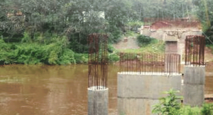 ഐരവൺ പാലംപണി മുടങ്ങിയിട്ട് രണ്ടുമാസം ഐരവൺ പാലംപണി മുടങ്ങിയിട്ട് രണ്ടുമാസം