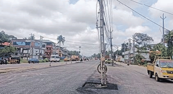വൈദ്യുതി തൂണുകൾ റോഡിന്റെ മധ്യഭാഗത്ത് നിലനിർത്തിക്കൊണ്ട് ഹരിപ്പാട് ദേശീയപാത നിർമാണം വൈദ്യുതി തൂണുകൾ റോഡിന്റെ മധ്യഭാഗത്ത് നിലനിർത്തിക്കൊണ്ട് ഹരിപ്പാട് ദേശീയപാത നിർമാണം