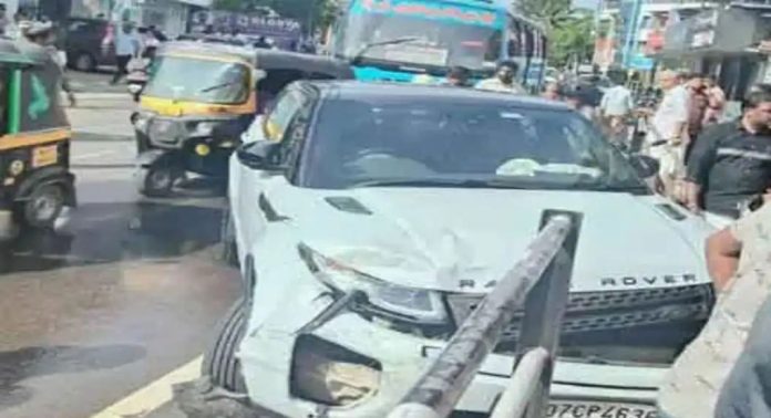 അമിത വേഗത്തിൽ എത്തിയ ആഡംബരകാർ നിരവധി വാഹനങ്ങളുമായി കൂട്ടിയിടിച്ച് അപകടം ; മൂന്നുപേർക്ക് ഗുരുതര പരിക്ക് അമിത വേഗത്തിൽ എത്തിയ ആഡംബരകാർ നിരവധി വാഹനങ്ങളുമായി കൂട്ടിയിടിച്ച് അപകടം ; മൂന്നുപേർക്ക് ഗുരുതര പരിക്ക്
