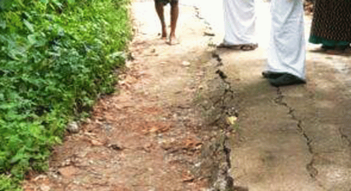 പുതുക്കുളങ്ങര – കോതേകാട്ട് പടി റോഡ് വിണ്ടുകീറി ; ദുരിതത്തില് സമീപവാസികള് പുതുക്കുളങ്ങര – കോതേകാട്ട് പടി റോഡ് വിണ്ടുകീറി ; ദുരിതത്തില് സമീപവാസികള്