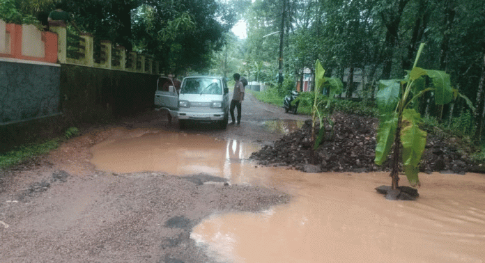 റോഡിന്റെ ശോച്യാവസ്ഥ പരിഹരിച്ചില്ല ; റോഡിൽ വാഴ നട്ട് പ്രതിഷേധിച്ച് നാട്ടുകാര് റോഡിന്റെ ശോച്യാവസ്ഥ പരിഹരിച്ചില്ല ; റോഡിൽ വാഴ നട്ട് പ്രതിഷേധിച്ച് നാട്ടുകാര്