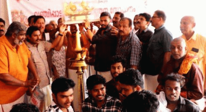 ആറൻമുള പാർത്ഥസാരഥി ക്ഷേത്രത്തിൽ നടന്ന ദേവ സങ്കീർത്തന സോപാന വഞ്ചിപ്പാട്ട് മത്സത്തിന്റെ ഫൈനലിൽ കീഴ്വന്മഴിക്ക് ഒന്നാം സ്ഥാനം ആറൻമുള പാർത്ഥസാരഥി ക്ഷേത്രത്തിൽ നടന്ന ദേവ സങ്കീർത്തന സോപാന വഞ്ചിപ്പാട്ട് മത്സത്തിന്റെ ഫൈനലിൽ കീഴ്വന്മഴിക്ക് ഒന്നാം സ്ഥാനം