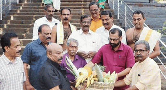 ആറന്മുള അഷ്ടമിരോഹിണി വള്ളസദ്യക്കുള്ള വിഷരഹിത നാടൻപച്ചക്കറി കൈമാറി ആറന്മുള അഷ്ടമിരോഹിണി വള്ളസദ്യക്കുള്ള വിഷരഹിത നാടൻപച്ചക്കറി കൈമാറി