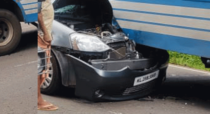 മല്ലപ്പള്ളിയിൽ ബസിൻ്റെ പിന്നിലേക്കു കാർ ഇടിച്ചു കയറി അപകടം മല്ലപ്പള്ളിയിൽ ബസിൻ്റെ പിന്നിലേക്കു കാർ ഇടിച്ചു കയറി അപകടം