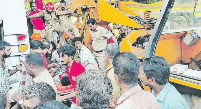 മരണക്കെണിയൊരുക്കി പന്തളം എംസി റോഡ് മരണക്കെണിയൊരുക്കി പന്തളം എംസി റോഡ്
