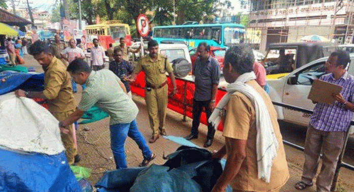 അടൂരിൽ വഴിയോരക്കടകള് ഒഴിപ്പിച്ചു അടൂരിൽ വഴിയോരക്കടകള് ഒഴിപ്പിച്ചു