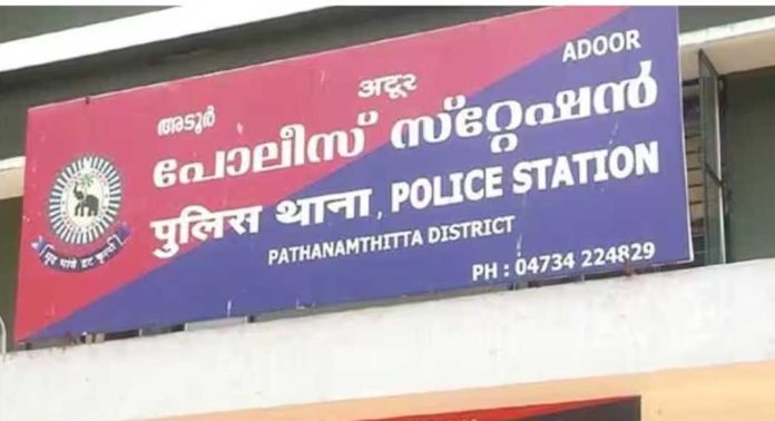 സമൂഹമാധ്യമങ്ങളിൽ അധിക്ഷേപിച്ച കേസിൽ അടൂർ പോലീസ് പ്രതികളെ സംരക്ഷിക്കുകയാണെന്ന് പരാതിക്കാരി സമൂഹമാധ്യമങ്ങളിൽ അധിക്ഷേപിച്ച കേസിൽ അടൂർ പോലീസ് പ്രതികളെ സംരക്ഷിക്കുകയാണെന്ന് പരാതിക്കാരി