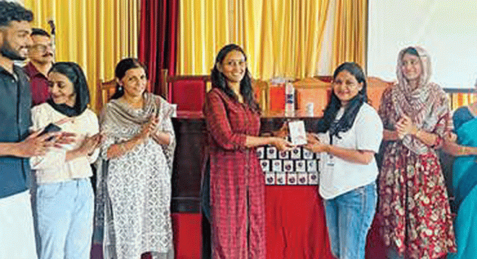 അമ്പലപ്പുഴ ഗവ. കോളേജിൽ ആർത്തവസുരക്ഷാ കപ്പ് നൽകി അമ്പലപ്പുഴ ഗവ. കോളേജിൽ ആർത്തവസുരക്ഷാ കപ്പ് നൽകി