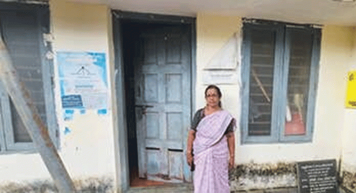 വാതിലുകള് ദ്രവിച്ചു ; അങ്കണവാടി അടച്ച് വീട്ടിൽ പോകാനാകാതെ അങ്കണവാടി വർക്കർ വാതിലുകള് ദ്രവിച്ചു ; അങ്കണവാടി അടച്ച് വീട്ടിൽ പോകാനാകാതെ അങ്കണവാടി വർക്കർ