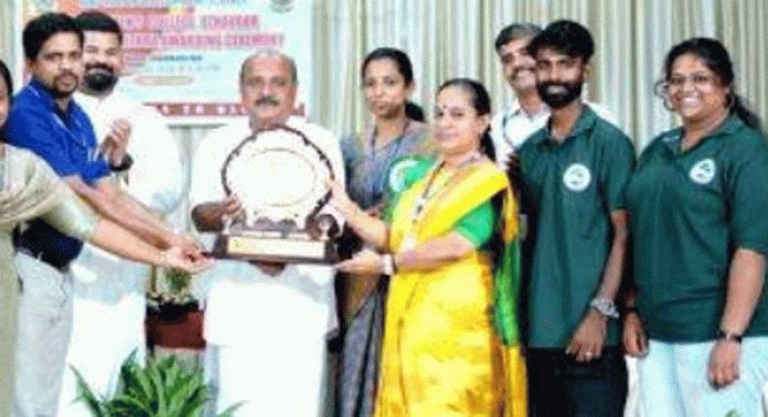 പരിസ്ഥിതിമിത്ര അവാർഡ് കോന്നി സഹോദരൻ അയ്യപ്പ സ്മാരക എസ്എന്ഡിപി യോഗം കോളേജിലെ ഭൂമിത്രസേന ക്ലബിന് പരിസ്ഥിതിമിത്ര അവാർഡ് കോന്നി സഹോദരൻ അയ്യപ്പ സ്മാരക എസ്എന്ഡിപി യോഗം കോളേജിലെ ഭൂമിത്രസേന ക്ലബിന്