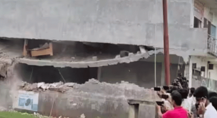 12 വയസ്സുകാരിയെ ബലാത്സംഗം ചെയ്ത കേസിലെ പ്രതിയുടെ മൂന്ന് കോടി രൂപ വില വരുന്ന ഷോപ്പിംഗ് മാൾ പൊളിച്ചുനീക്കി 12 വയസ്സുകാരിയെ ബലാത്സംഗം ചെയ്ത കേസിലെ പ്രതിയുടെ മൂന്ന് കോടി രൂപ വില വരുന്ന ഷോപ്പിംഗ് മാൾ പൊളിച്ചുനീക്കി