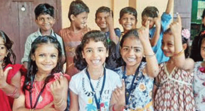 ബാലറ്റ് പേപ്പറിൽ ‘കന്നിവോട്ട്’ ചെയ്ത് ഇടക്കുന്നം സ്കൂളിലെ കുട്ടികൾ ബാലറ്റ് പേപ്പറിൽ ‘കന്നിവോട്ട്’ ചെയ്ത് ഇടക്കുന്നം സ്കൂളിലെ കുട്ടികൾ