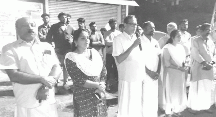 മലയാലപ്പുഴ സര്വീസ് സഹകരണ ബാങ്കിന് മുന്നില് ബി.ജെ.പി. ധര്ണ നടത്തി മലയാലപ്പുഴ സര്വീസ് സഹകരണ ബാങ്കിന് മുന്നില് ബി.ജെ.പി. ധര്ണ നടത്തി
