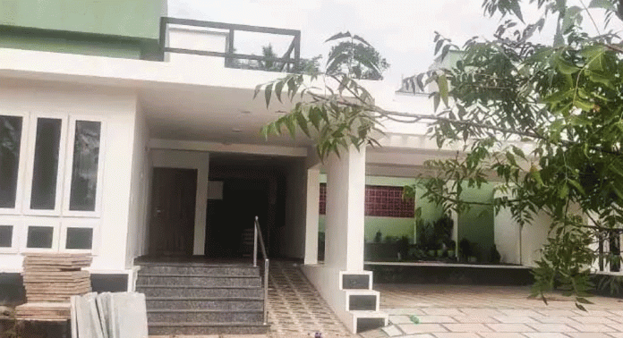 പുതിയ കെട്ടിടം പൂർത്തിയായിട്ട് രണ്ടുവർഷം ; ജില്ല കലക്ടറുടെ വാസം വാടകവീട്ടില് തന്നെ പുതിയ കെട്ടിടം പൂർത്തിയായിട്ട് രണ്ടുവർഷം ; ജില്ല കലക്ടറുടെ വാസം വാടകവീട്ടില് തന്നെ