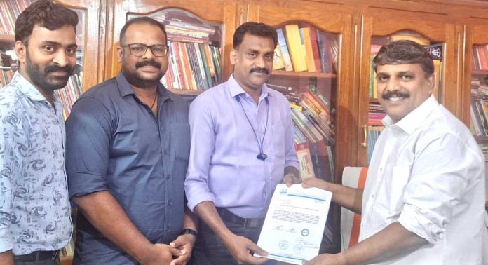 റിങ് റോഡിലെ തെരുവ് വിളക്കുകൾ കണ്ണടച്ചിട്ട് മാസങ്ങൾ ; നിവേദനം നൽകി യുനൈറ്റഡ് നേഴ്സസ് അസോസിയേഷൻ റിങ് റോഡിലെ തെരുവ് വിളക്കുകൾ കണ്ണടച്ചിട്ട് മാസങ്ങൾ ; നിവേദനം നൽകി യുനൈറ്റഡ് നേഴ്സസ് അസോസിയേഷൻ