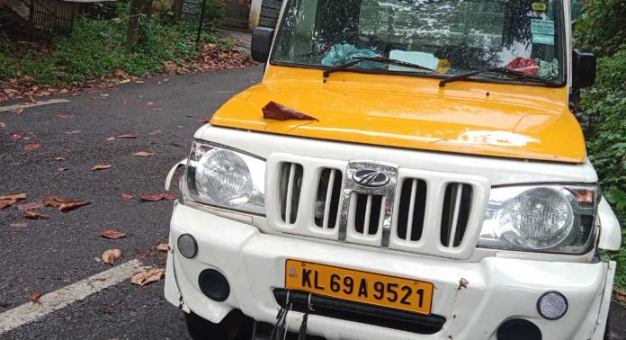 പുതമൺ താത്കാലികപാതയിലും സമീപ സ്ഥലങ്ങളിലും മത്സ്യാവശിഷ്ടവും മാലിന്യവും തള്ളിയവരെ പിടികൂടി പുതമൺ താത്കാലികപാതയിലും സമീപ സ്ഥലങ്ങളിലും മത്സ്യാവശിഷ്ടവും മാലിന്യവും തള്ളിയവരെ പിടികൂടി