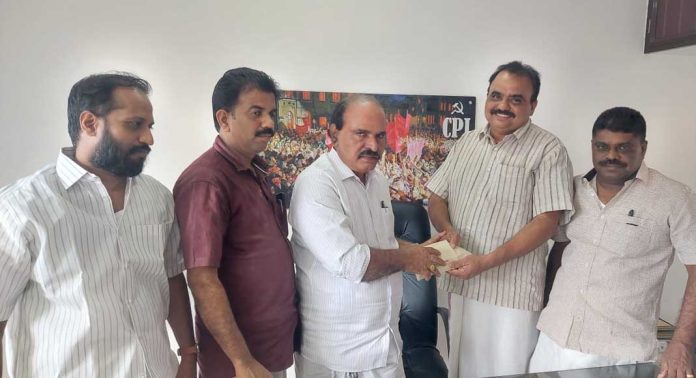വയനാട് ദുരിതാശ്വാസ ഫണ്ട് ; ആദ്യ ഗഡു എഴുമറ്റൂര് മണ്ഡലം കൈമാറി വയനാട് ദുരിതാശ്വാസ ഫണ്ട് ; ആദ്യ ഗഡു എഴുമറ്റൂര് മണ്ഡലം കൈമാറി