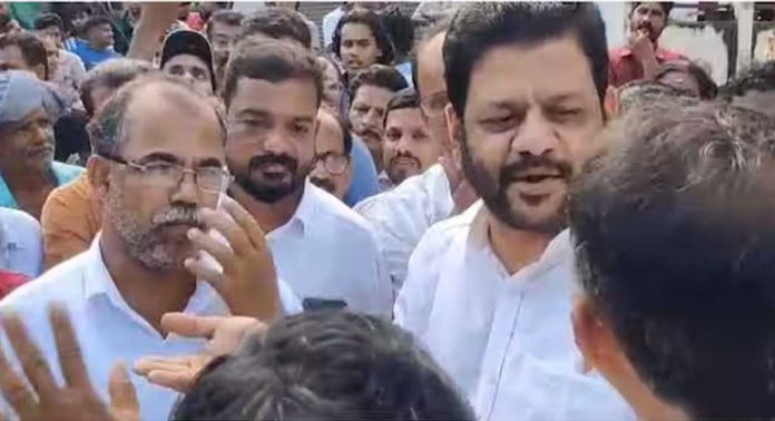 അനങ്ങൻ മലയിൽ പ്രവർത്തിക്കുന്ന ക്വാറി സന്ദർശിക്കാൻ എത്തിയ പാലക്കാട് എം പി വി കെ ശ്രീകണ്ഠനും പ്രദേശവാസികളും തമ്മിൽ വാക്കു തർക്കം അനങ്ങൻ മലയിൽ പ്രവർത്തിക്കുന്ന ക്വാറി സന്ദർശിക്കാൻ എത്തിയ പാലക്കാട് എം പി വി കെ ശ്രീകണ്ഠനും പ്രദേശവാസികളും തമ്മിൽ വാക്കു തർക്കം