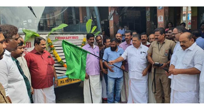 കെഎസ്ആർടിസി ഡിപ്പോയിൽ നിന്നും പുതിയതായി ആരംഭിച്ച ബസ് സർവ്വീസ് മന്ത്രി സജി ചെറിയാൻ ഫ്ലാഗ് ഓഫ് ചെയ്തു കെഎസ്ആർടിസി ഡിപ്പോയിൽ നിന്നും പുതിയതായി ആരംഭിച്ച ബസ് സർവ്വീസ് മന്ത്രി സജി ചെറിയാൻ ഫ്ലാഗ് ഓഫ് ചെയ്തു