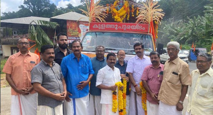 ആറന്മുള പാർത്ഥസാരഥി ക്ഷേത്രത്തിലേക്കുള്ള ചേനപ്പാടി പാളതൈര് സമർപ്പണ ഘോഷയാത്രയ്ക്ക് റാന്നിയില് സ്വീകരണം നൽകി ആറന്മുള പാർത്ഥസാരഥി ക്ഷേത്രത്തിലേക്കുള്ള ചേനപ്പാടി പാളതൈര് സമർപ്പണ ഘോഷയാത്രയ്ക്ക് റാന്നിയില് സ്വീകരണം നൽകി