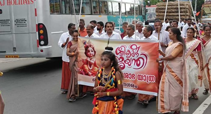 ചെങ്ങന്നൂരിന്റെ വീഥികളെ ആനന്ദത്തില് ആറാടിച്ച് ഉണ്ണിക്കണ്ണന്മാര് ചെങ്ങന്നൂരിന്റെ വീഥികളെ ആനന്ദത്തില് ആറാടിച്ച് ഉണ്ണിക്കണ്ണന്മാര്