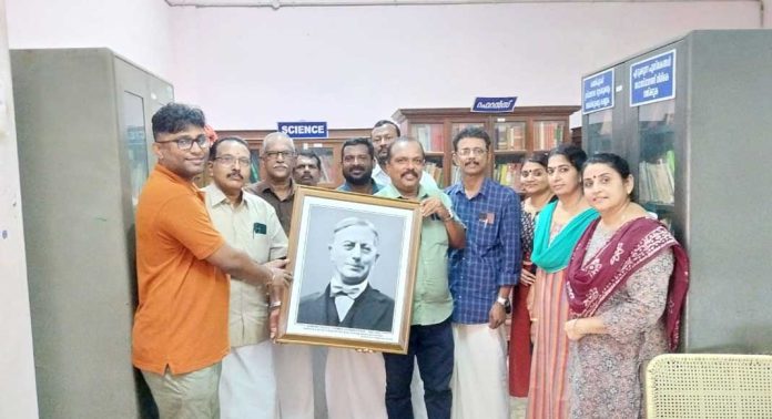 ഫാർ സായിപ്പിന്റെ ചിത്രം കോന്നി ആർ വി എച്ച് എസിന് സമ്മാനിച്ച് പൂർവ്വ വിദ്യാർത്ഥി ഫാർ സായിപ്പിന്റെ ചിത്രം കോന്നി ആർ വി എച്ച് എസിന് സമ്മാനിച്ച് പൂർവ്വ വിദ്യാർത്ഥി