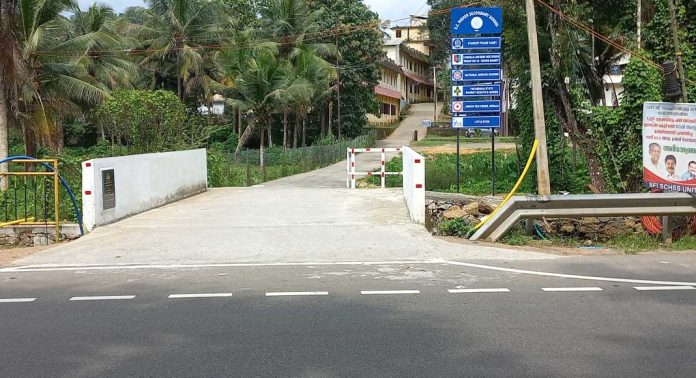 എസ്.സി ഹയര് സെക്കന്ഡറി സ്കൂളിന് മുന്നിലെ പാലം പുതുക്കി പണിതിട്ടും അതിന്റെ പ്രയോജനം കിട്ടാതെ യാത്രക്കാര് എസ്.സി ഹയര് സെക്കന്ഡറി സ്കൂളിന് മുന്നിലെ പാലം പുതുക്കി പണിതിട്ടും അതിന്റെ പ്രയോജനം കിട്ടാതെ യാത്രക്കാര്
