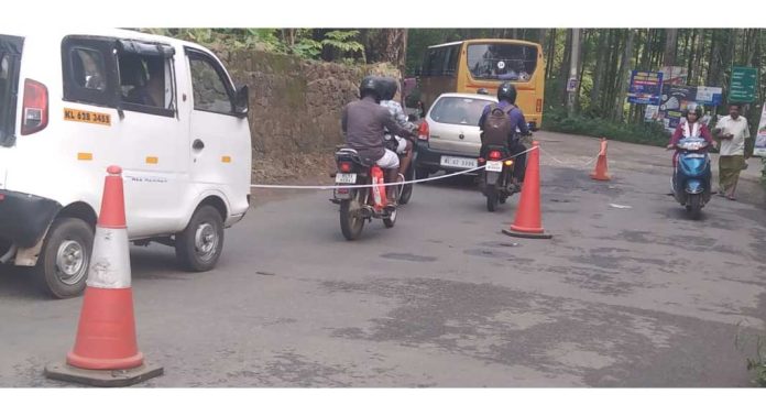 ഇട്ടിയപ്പാറ ബൈപാസിലെ കണ്ടനാട്ടുപടിയില് ട്രാഫിക് കോണുകള് സ്ഥാപിച്ചു ഇട്ടിയപ്പാറ ബൈപാസിലെ കണ്ടനാട്ടുപടിയില് ട്രാഫിക് കോണുകള് സ്ഥാപിച്ചു