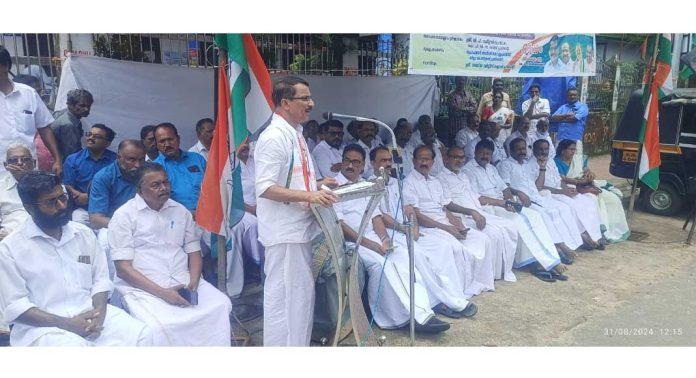 കോൺഗ്രസ് പന്തളം മണ്ഡലം കമ്മിറ്റിയുടെ നേതൃത്വത്തിൽ നഗരസഭാ കവാടത്തിൽ ഏകദിന ജനകീയ പ്രതിരോധ സമരം കോൺഗ്രസ് പന്തളം മണ്ഡലം കമ്മിറ്റിയുടെ നേതൃത്വത്തിൽ നഗരസഭാ കവാടത്തിൽ ഏകദിന ജനകീയ പ്രതിരോധ സമരം