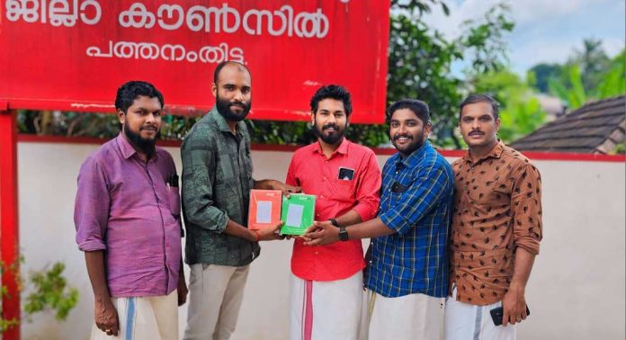 വയനാടിന് കൈത്താങ്ങ് ; പുസ്തക വണ്ടിയിലേക്ക് എ.കെ.എസ്.ടി.യു പത്തനംതിട്ട ജില്ലാ കമ്മിറ്റി പഠനോപകരണങ്ങൾ വിതരണം ചെയ്തു വയനാടിന് കൈത്താങ്ങ് ; പുസ്തക വണ്ടിയിലേക്ക് എ.കെ.എസ്.ടി.യു പത്തനംതിട്ട ജില്ലാ കമ്മിറ്റി പഠനോപകരണങ്ങൾ വിതരണം ചെയ്തു