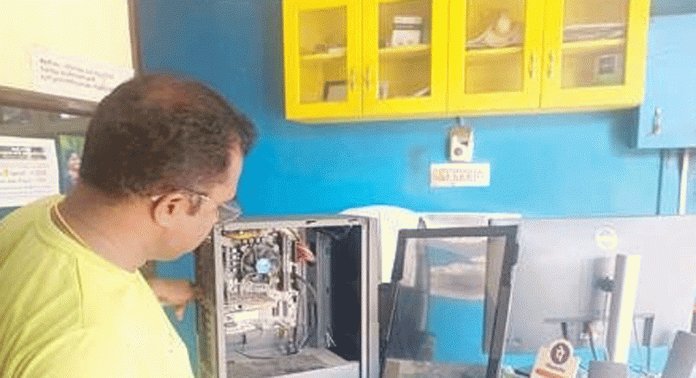 അപ്രതീക്ഷിതമായി വോൾട്ടേജ് കൂടി ; അടൂര് പഞ്ചാക്ഷരം സ്റ്റുഡിയോയിലെ കംപ്യൂട്ടറും ഒട്ടേറെ വൈദ്യുതി ഉപകരണങ്ങളും നശിച്ചു അപ്രതീക്ഷിതമായി വോൾട്ടേജ് കൂടി ; അടൂര് പഞ്ചാക്ഷരം സ്റ്റുഡിയോയിലെ കംപ്യൂട്ടറും ഒട്ടേറെ വൈദ്യുതി ഉപകരണങ്ങളും നശിച്ചു