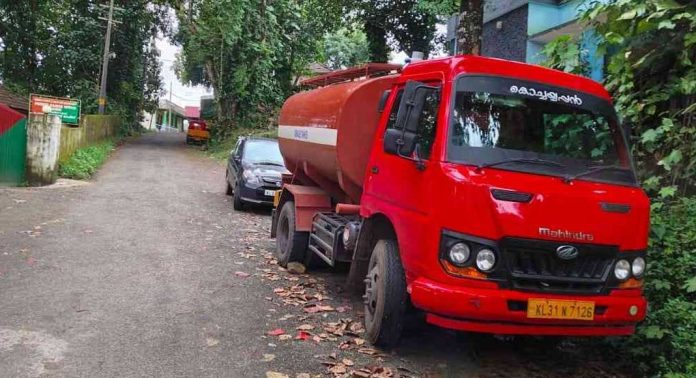 തിരുവാഭരണ പാതയില് കക്കൂസ് മാലിന്യം തള്ളിയ സംഭവത്തില് മൂന്നു പേരെ റാന്നി പോലീസ് പിടികൂടി തിരുവാഭരണ പാതയില് കക്കൂസ് മാലിന്യം തള്ളിയ സംഭവത്തില് മൂന്നു പേരെ റാന്നി പോലീസ് പിടികൂടി