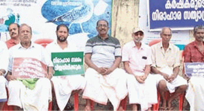 കർഷകക്കൂട്ടായ്മ വള്ളികുന്നം പഞ്ചായത്ത് ഓഫീസ് പടിക്കൽ നിരാഹാരസമരം നടത്തി കർഷകക്കൂട്ടായ്മ വള്ളികുന്നം പഞ്ചായത്ത് ഓഫീസ് പടിക്കൽ നിരാഹാരസമരം നടത്തി