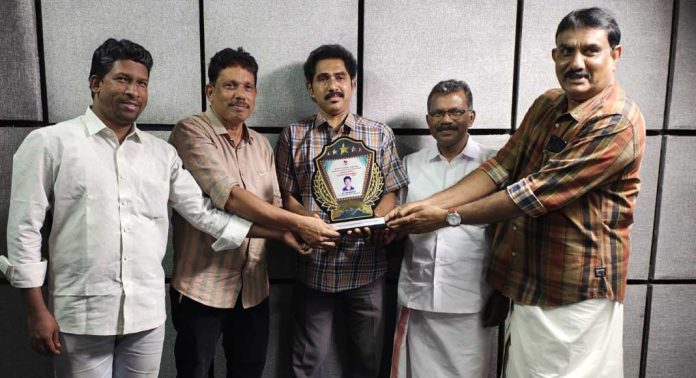 മികച്ച ഫോട്ടോഗ്രാഫർ പുരസ്കാരം കെ അബുബക്കറിന് നൽകി മികച്ച ഫോട്ടോഗ്രാഫർ പുരസ്കാരം കെ അബുബക്കറിന് നൽകി