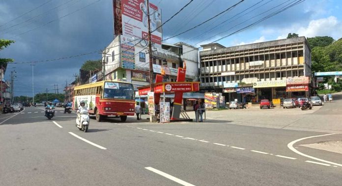പുനലൂർ-മൂവാറ്റുപുഴ സംസ്ഥാന പാതയിൽ സമരങ്ങള്ക്കും കോടതി ഉത്തരവിനും പുല്ലുവില കല്പ്പിച്ച് ഒരു വിഭാഗം സ്വകാര്യ, കെ.എസ്.ആർ.ടി.സി ബസുകൾ പുനലൂർ-മൂവാറ്റുപുഴ സംസ്ഥാന പാതയിൽ സമരങ്ങള്ക്കും കോടതി ഉത്തരവിനും പുല്ലുവില കല്പ്പിച്ച് ഒരു വിഭാഗം സ്വകാര്യ, കെ.എസ്.ആർ.ടി.സി ബസുകൾ