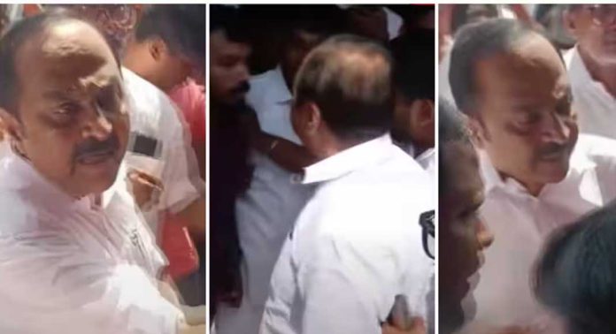തന്നോടുള്ള കൈരളി ടി വി റിപ്പോർട്ടറുടെ ചോദ്യത്തിൽ പ്രകോപിതരായ കോൺഗ്രസ് പ്രവർത്തകരെ ശകാരിച്ച് തിരുത്തി വി ഡി സതീശൻ തന്നോടുള്ള കൈരളി ടി വി റിപ്പോർട്ടറുടെ ചോദ്യത്തിൽ പ്രകോപിതരായ കോൺഗ്രസ് പ്രവർത്തകരെ ശകാരിച്ച് തിരുത്തി വി ഡി സതീശൻ