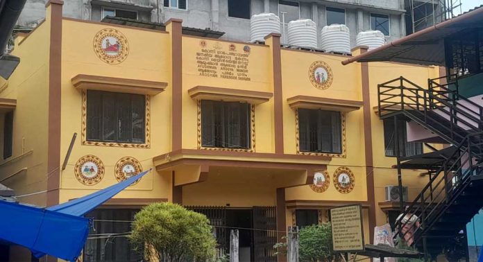 ഒറ്റ പെയിന്റിങ്ങിൽ കോന്നി ട്രോമാ കെയർ സെന്ററിൻറെ ബോർഡ് കാണാനില്ല ഒറ്റ പെയിന്റിങ്ങിൽ കോന്നി ട്രോമാ കെയർ സെന്ററിൻറെ ബോർഡ് കാണാനില്ല