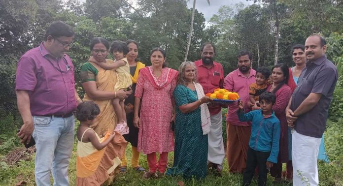 പുതുശേരിമലയിലെ യുവകര്ഷകന്റെ ചെണ്ടുമല്ലി കൃഷിയുടെ വിളവെടുപ്പ് നടത്തി പുതുശേരിമലയിലെ യുവകര്ഷകന്റെ ചെണ്ടുമല്ലി കൃഷിയുടെ വിളവെടുപ്പ് നടത്തി