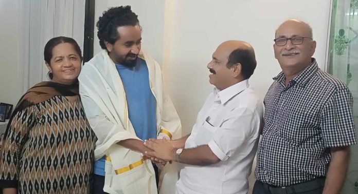 ദേശീയ ചലച്ചിത്ര പുരസ്കാരം നേടിയ ‘ആട്ട’ത്തിന്റെ സംവിധായകൻ ആനന്ദ് ഏകർഷിയെ ജോസഫ് എം. പുതുശ്ശേരി പൊന്നാട അണിയിച്ചു ആദരിച്ചു ദേശീയ ചലച്ചിത്ര പുരസ്കാരം നേടിയ ‘ആട്ട’ത്തിന്റെ സംവിധായകൻ ആനന്ദ് ഏകർഷിയെ ജോസഫ് എം. പുതുശ്ശേരി പൊന്നാട അണിയിച്ചു ആദരിച്ചു