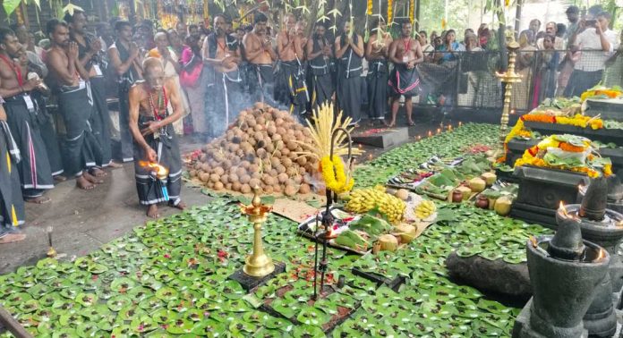 1001 മുറുക്കാൻ 1001 കരിക്ക് പടേനി സമർപ്പണം ; ഗോത്ര സംസ്കൃതിയെ നിലനിർത്തി കല്ലേലി കാവിൽ ബലി തർപ്പണം 1001 മുറുക്കാൻ 1001 കരിക്ക് പടേനി സമർപ്പണം ; ഗോത്ര സംസ്കൃതിയെ നിലനിർത്തി കല്ലേലി കാവിൽ ബലി തർപ്പണം