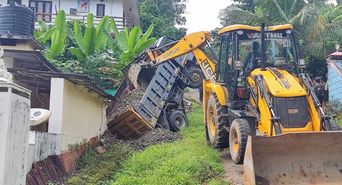 പയ്യനാമൺ തേക്കുമലപാലത്തിന് സമീപം ടിപ്പർലോറി മറിഞ്ഞു പയ്യനാമൺ തേക്കുമലപാലത്തിന് സമീപം ടിപ്പർലോറി മറിഞ്ഞു