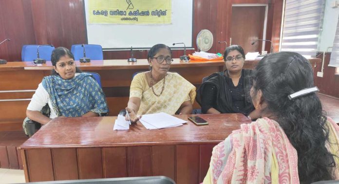 ഒറ്റപ്പെട്ട് താമസിക്കുന്നവരെ ചൂഷണം ചെയ്യുന്ന സാഹചര്യം ഒഴിവാക്കണം: അഡ്വ. എലിസബത്ത് മാമന് മത്തായി ഒറ്റപ്പെട്ട് താമസിക്കുന്നവരെ ചൂഷണം ചെയ്യുന്ന സാഹചര്യം ഒഴിവാക്കണം: അഡ്വ. എലിസബത്ത് മാമന് മത്തായി
