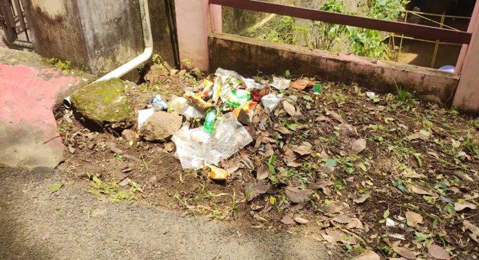റോഡിലേക്ക് മാലിന്യങ്ങള് അലക്ഷ്യമായി വലിച്ചെറിയുന്നു റോഡിലേക്ക് മാലിന്യങ്ങള് അലക്ഷ്യമായി വലിച്ചെറിയുന്നു